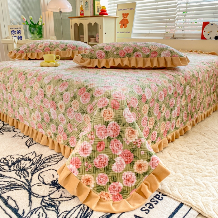 91家纺网 家纺一手货源 找家纺 慕木  2025新款A类小清新加厚多功能牛奶绒夹棉床盖 春俏