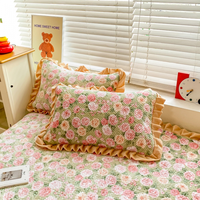 91家纺网 家纺一手货源 找家纺 慕木  2025新款A类小清新加厚多功能牛奶绒夹棉床盖 春俏