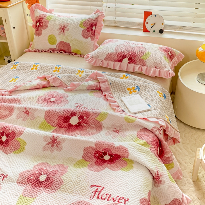 91家纺网 家纺一手货源 找家纺 慕木  2025新款A类小清新加厚多功能牛奶绒夹棉床盖 樱花