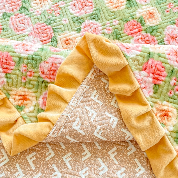 91家纺网 家纺一手货源 找家纺 慕木  2025新款A类小清新加厚多功能牛奶绒夹棉床盖 春俏