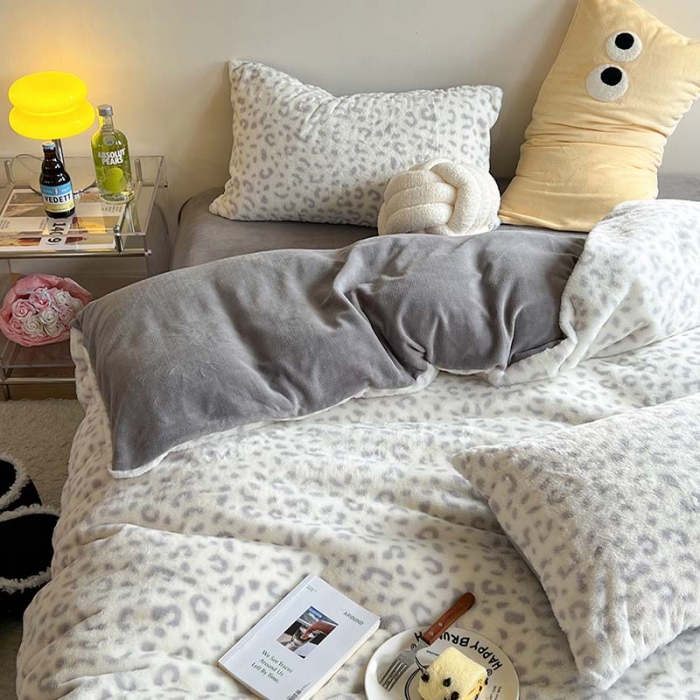 91家纺网 家纺一手货源 找家纺 柚子家纺 2023新款高克重舒适保暖兔绒印花四件套 豹纹