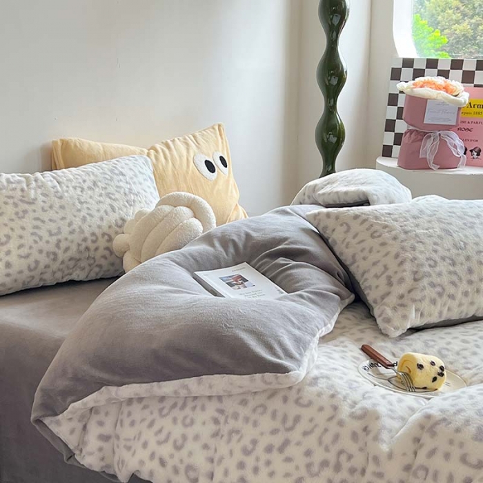 91家纺网 家纺一手货源 找家纺 柚子家纺 2023新款高克重舒适保暖兔绒印花四件套 豹纹