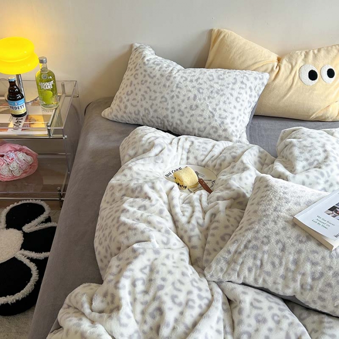 91家纺网 家纺一手货源 找家纺 柚子家纺 2023新款高克重舒适保暖兔绒印花四件套 豹纹