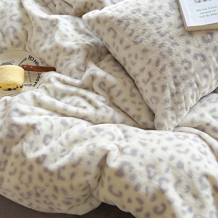 91家纺网 家纺一手货源 找家纺 柚子家纺 2023新款高克重舒适保暖兔绒印花四件套 豹纹