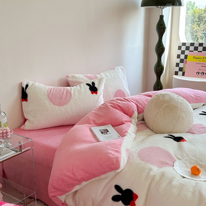 91家纺网 家纺一手货源 找家纺 柚子家纺 2023新款高克重舒适保暖兔绒印花四件套 波点小兔粉