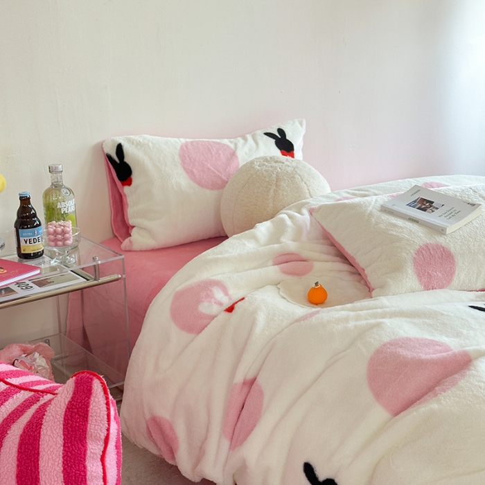 91家纺网 家纺一手货源 找家纺 柚子家纺 2023新款高克重舒适保暖兔绒印花四件套 波点小兔粉