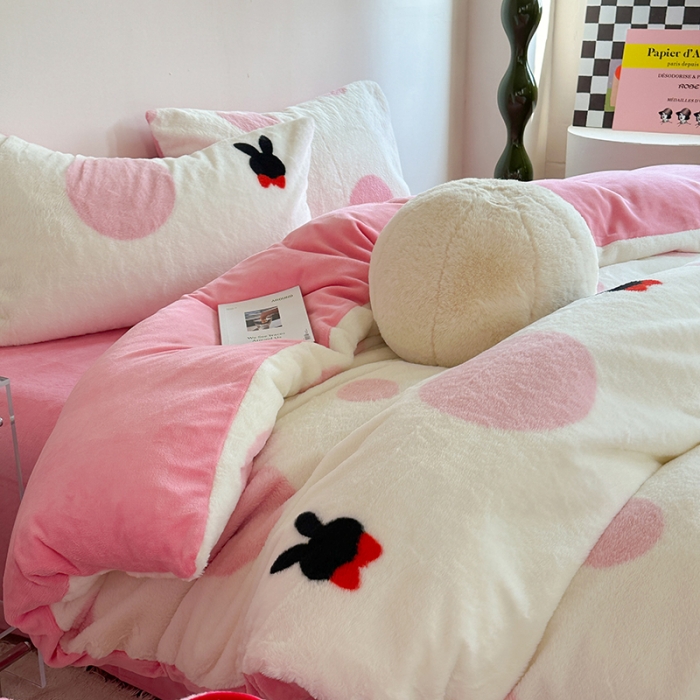 91家纺网 家纺一手货源 找家纺 柚子家纺 2023新款高克重舒适保暖兔绒印花四件套 波点小兔粉