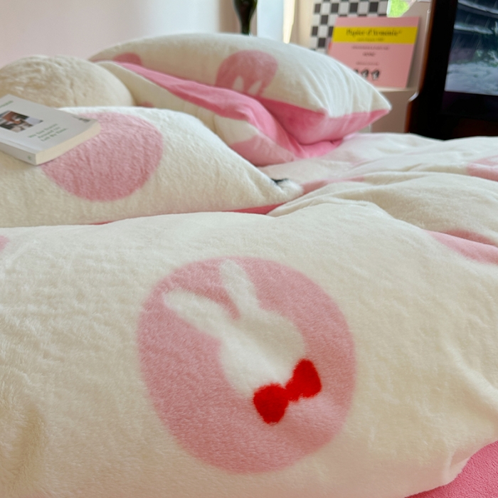 91家纺网 家纺一手货源 找家纺 柚子家纺 2023新款高克重舒适保暖兔绒印花四件套 波点小兔粉