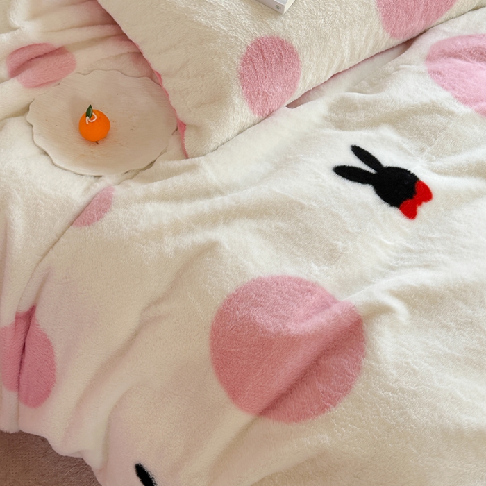 91家纺网 家纺一手货源 找家纺 柚子家纺 2023新款高克重舒适保暖兔绒印花四件套 波点小兔粉