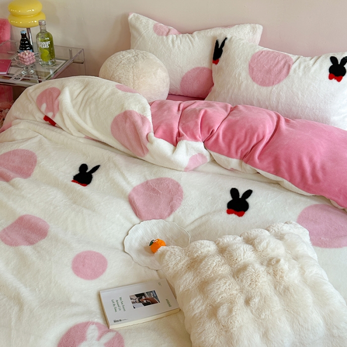 91家纺网 家纺一手货源 找家纺 柚子家纺 2023新款高克重舒适保暖兔绒印花四件套 波点小兔粉
