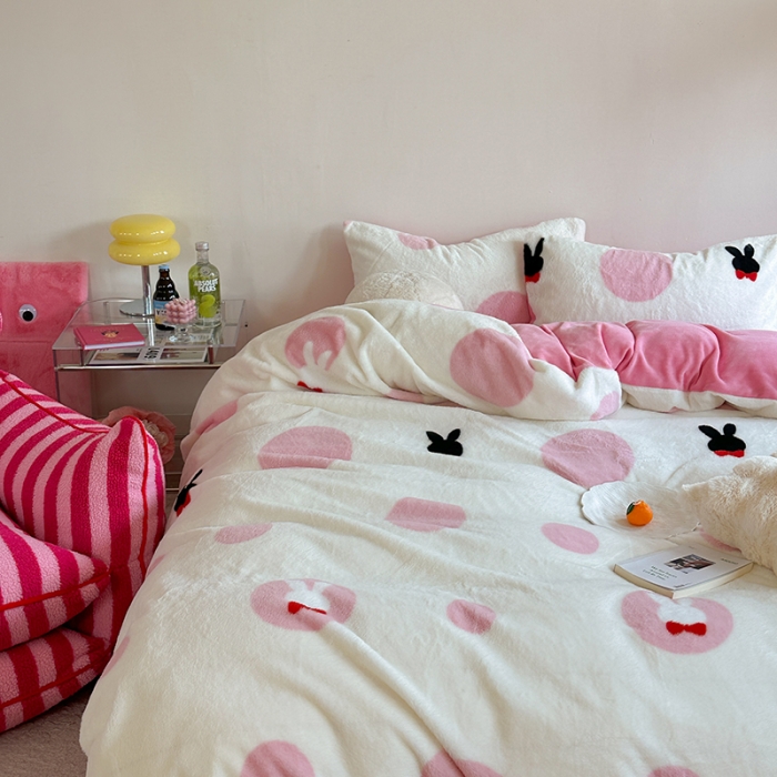 91家纺网 家纺一手货源 找家纺 柚子家纺 2023新款高克重舒适保暖兔绒印花四件套 波点小兔粉