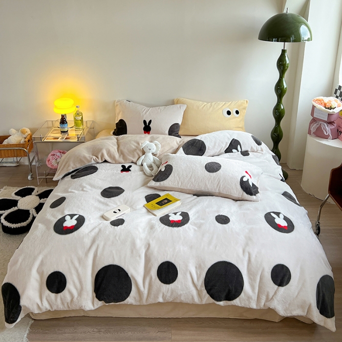 91家纺网 家纺一手货源 找家纺 柚子家纺 2023新款高克重舒适保暖兔绒印花四件套 波点小兔黑