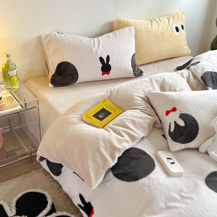 91家纺网 家纺一手货源 找家纺 柚子家纺 2023新款高克重舒适保暖兔绒印花四件套 波点小兔黑