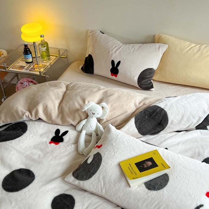 91家纺网 家纺一手货源 找家纺 柚子家纺 2023新款高克重舒适保暖兔绒印花四件套 波点小兔黑