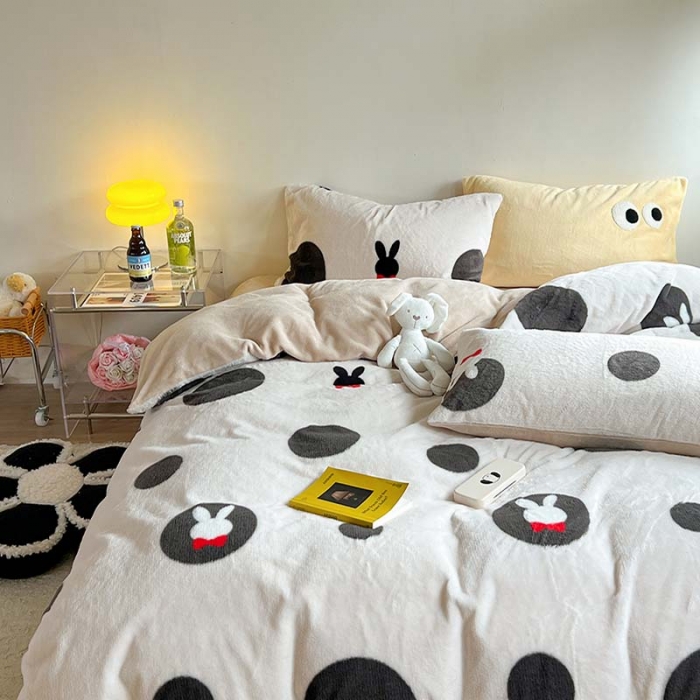 91家纺网 家纺一手货源 找家纺 柚子家纺 2023新款高克重舒适保暖兔绒印花四件套 波点小兔黑