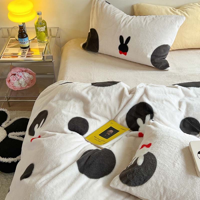 91家纺网 家纺一手货源 找家纺 柚子家纺 2023新款高克重舒适保暖兔绒印花四件套 波点小兔黑