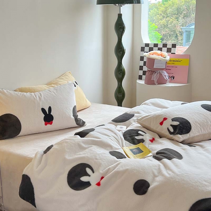 91家纺网 家纺一手货源 找家纺 柚子家纺 2023新款高克重舒适保暖兔绒印花四件套 波点小兔黑