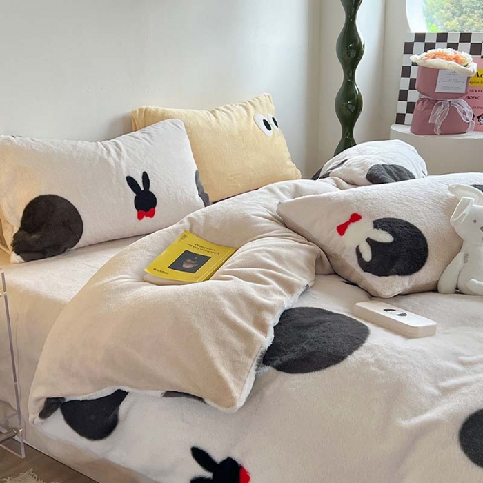 91家纺网 家纺一手货源 找家纺 柚子家纺 2023新款高克重舒适保暖兔绒印花四件套 波点小兔黑