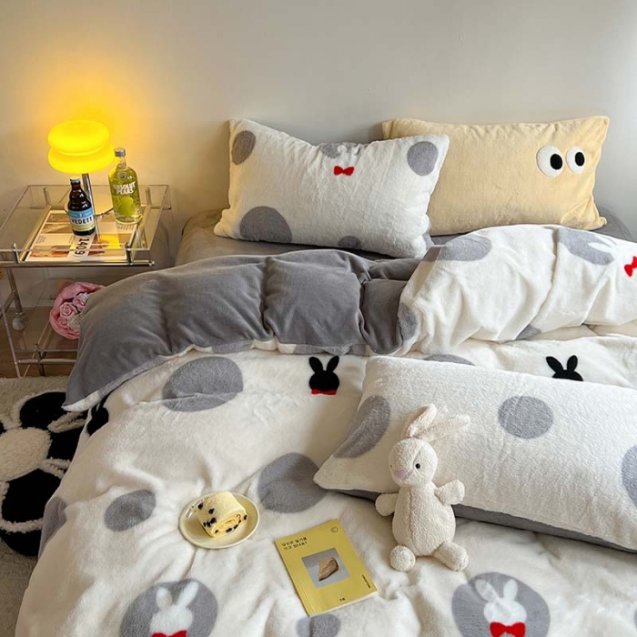 91家纺网 家纺一手货源 找家纺 柚子家纺 2023新款高克重舒适保暖兔绒印花四件套 波点小兔灰