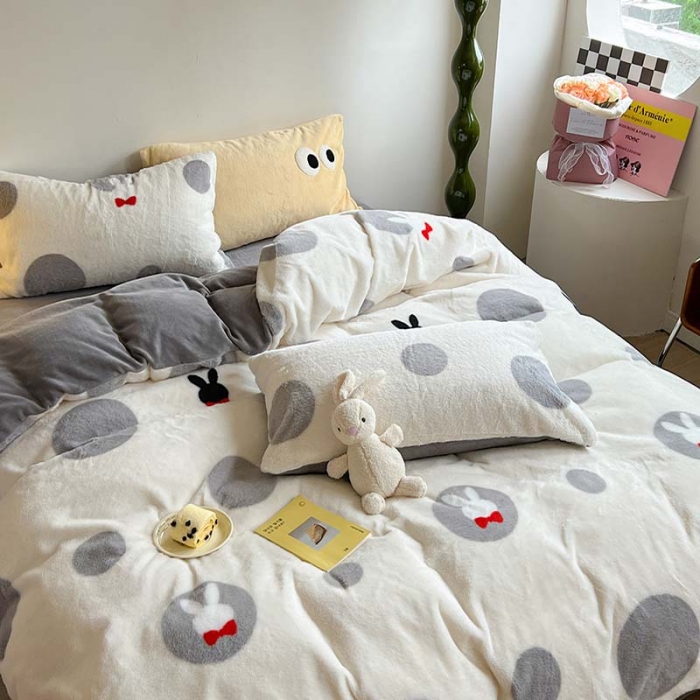 91家纺网 家纺一手货源 找家纺 柚子家纺 2023新款高克重舒适保暖兔绒印花四件套 波点小兔灰