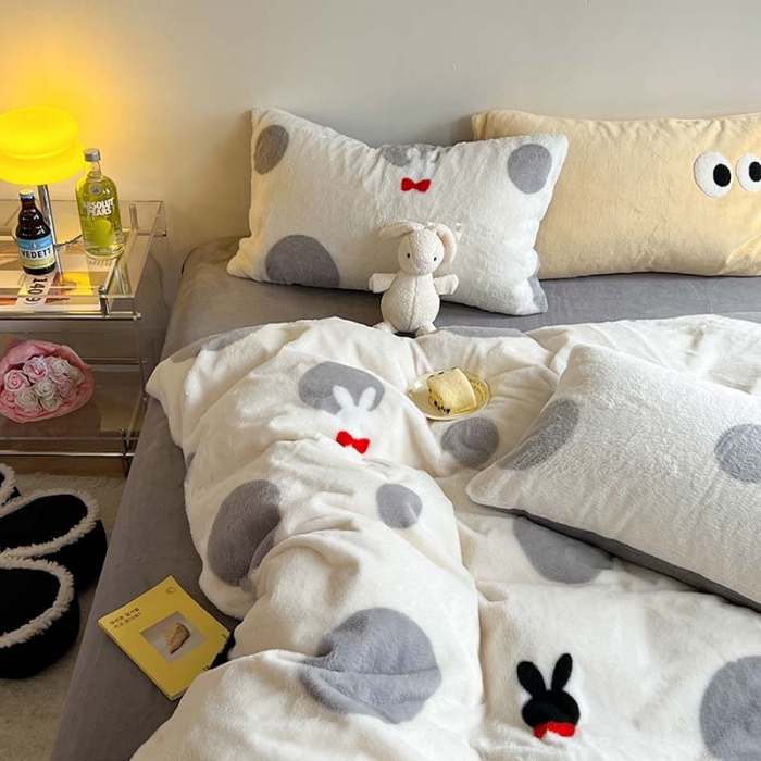 91家纺网 家纺一手货源 找家纺 柚子家纺 2023新款高克重舒适保暖兔绒印花四件套 波点小兔灰