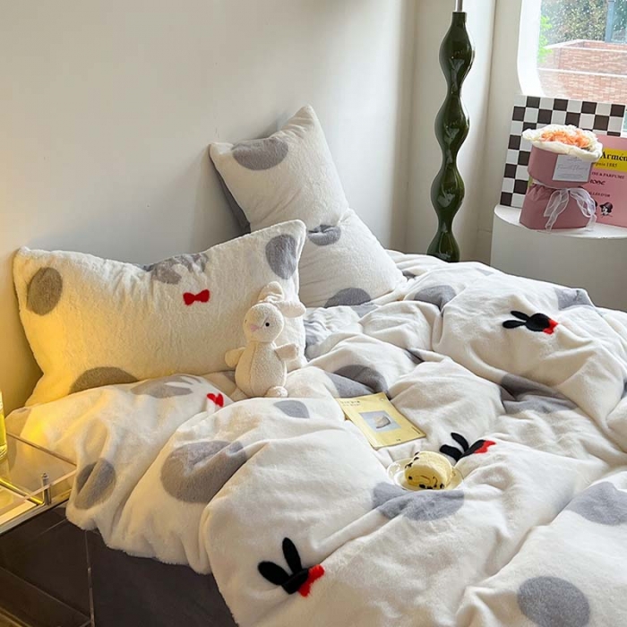 91家纺网 家纺一手货源 找家纺 柚子家纺 2023新款高克重舒适保暖兔绒印花四件套 波点小兔灰