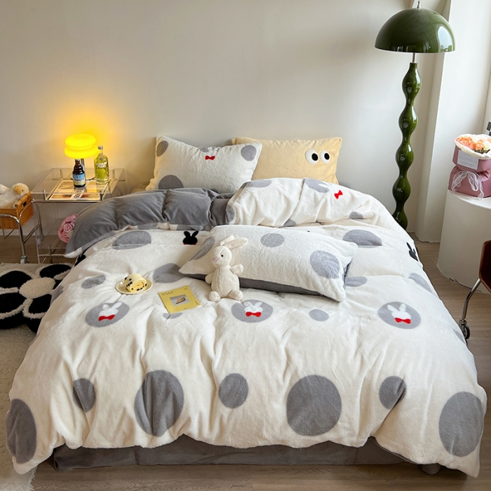 91家纺网 家纺一手货源 找家纺 柚子家纺 2023新款高克重舒适保暖兔绒印花四件套 波点小兔灰