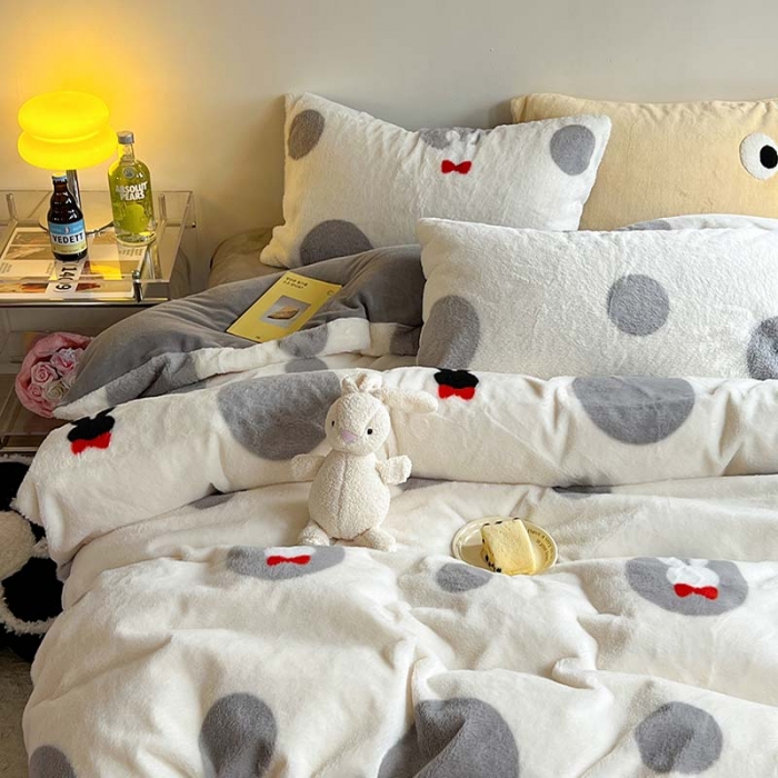 91家纺网 家纺一手货源 找家纺 柚子家纺 2023新款高克重舒适保暖兔绒印花四件套 波点小兔灰