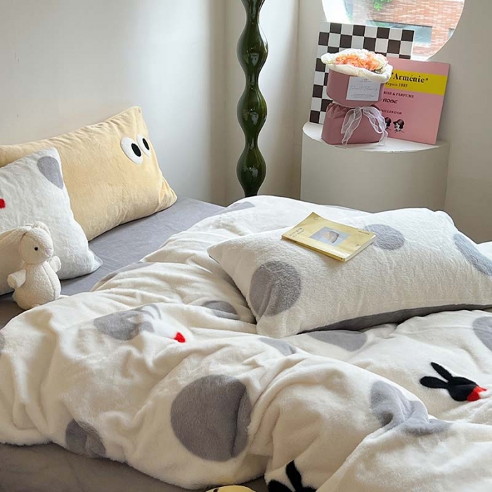 91家纺网 家纺一手货源 找家纺 柚子家纺 2023新款高克重舒适保暖兔绒印花四件套 波点小兔灰