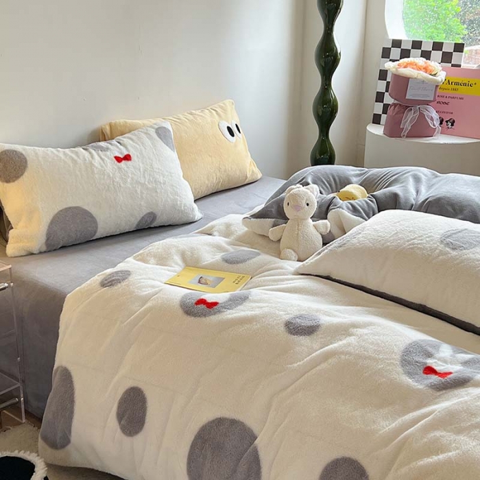 91家纺网 家纺一手货源 找家纺 柚子家纺 2023新款高克重舒适保暖兔绒印花四件套 波点小兔灰