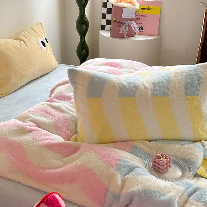 91家纺网 家纺一手货源 找家纺 柚子家纺 2023新款高克重舒适保暖兔绒印花四件套 波纹