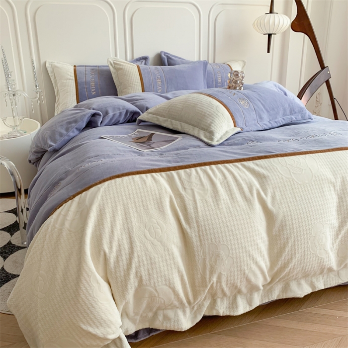 91家纺网 家纺一手货源 找家纺 芯贝儿 2024新款轻奢简约绣花加厚牛奶绒保暖四件套 山茶花--星黛紫