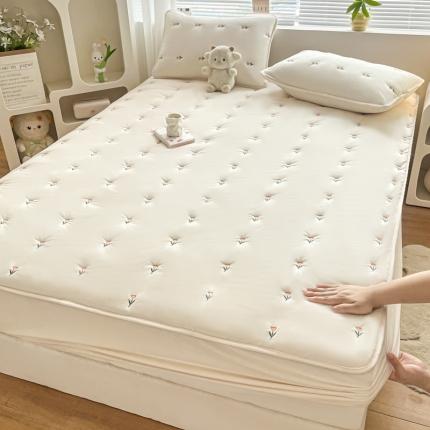 91家纺网 家纺一手货源 找家纺 宇航2023新款婴儿绒宝宝绒牛奶绒夹棉绣花床笠三件套 郁金香—奶白