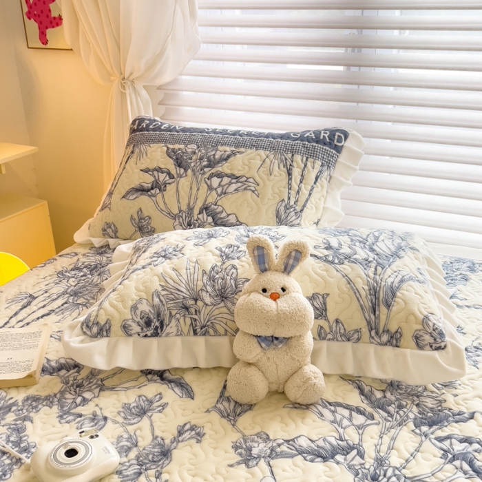 91家纺网 家纺一手货源 找家纺 梵朴 2023年新款牛奶绒夹棉床盖 秘密花园