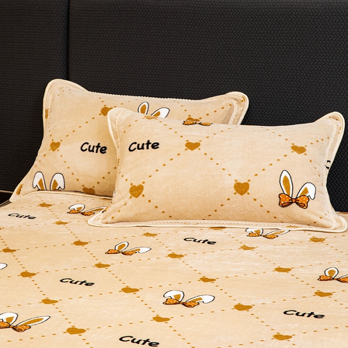 91家纺网 家纺一手货源 找家纺 2024印花8.5斤牛奶绒金貂水晶法莱珊瑚绒四件套床裙款 可爱兔兔