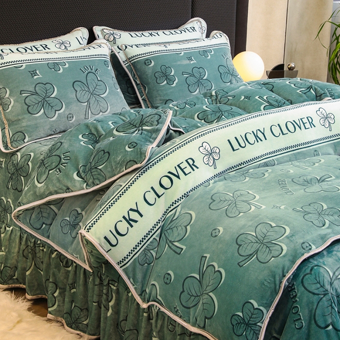 91家纺网 家纺一手货源 找家纺 2024印花8.5斤牛奶绒金貂水晶法莱珊瑚绒四件套床裙款 四叶草-绿