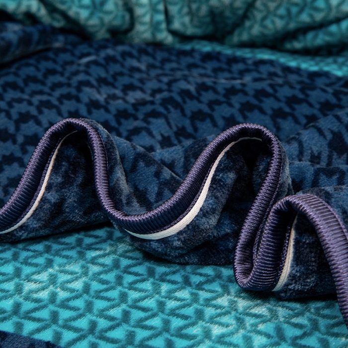 91家纺网 家纺一手货源 找家纺 2024直播印花8.5斤牛奶绒金貂水晶法莱珊瑚绒四件套床裙款 字母Y