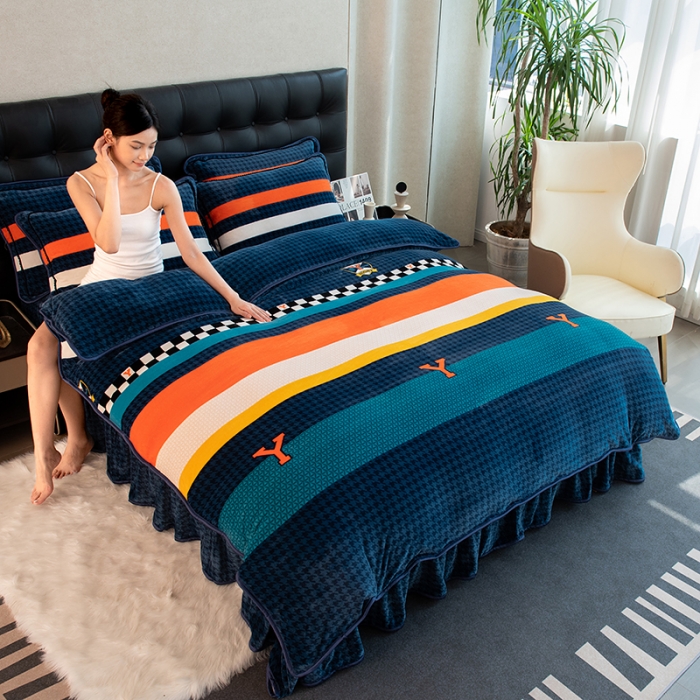 91家纺网 家纺一手货源 找家纺 2024直播印花8.5斤牛奶绒金貂水晶法莱珊瑚绒四件套床裙款 字母Y