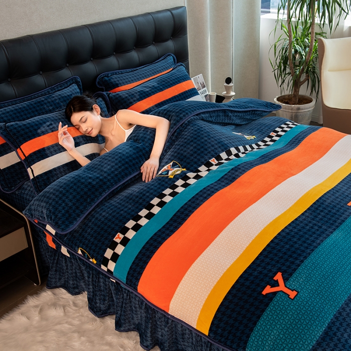 91家纺网 家纺一手货源 找家纺 2024直播印花8.5斤牛奶绒金貂水晶法莱珊瑚绒四件套床裙款 字母Y