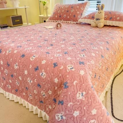 91家纺网 家纺一手货源 找家纺 梵朴 2023年新款牛奶绒夹棉床盖 粉粉兔