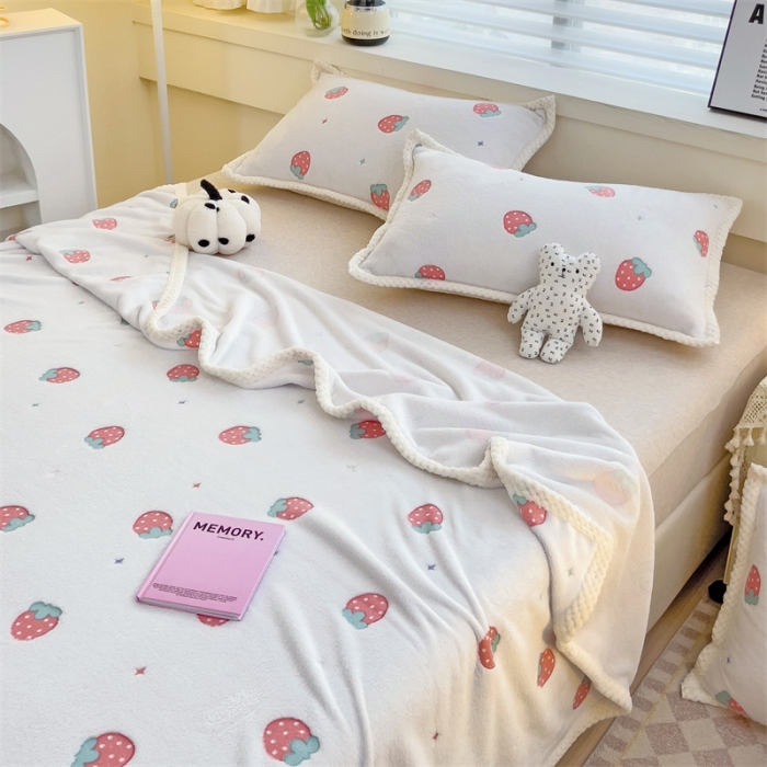 91家纺网 家纺一手货源 找家纺 锦威郎 2023新款毛毯床单保暖加厚珊瑚绒双面午睡毯云朵绒多功能毛毯 草莓白