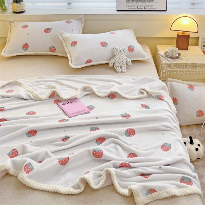 91家纺网 家纺一手货源 找家纺 锦威郎 2023新款毛毯床单保暖加厚珊瑚绒双面午睡毯云朵绒多功能毛毯 草莓白