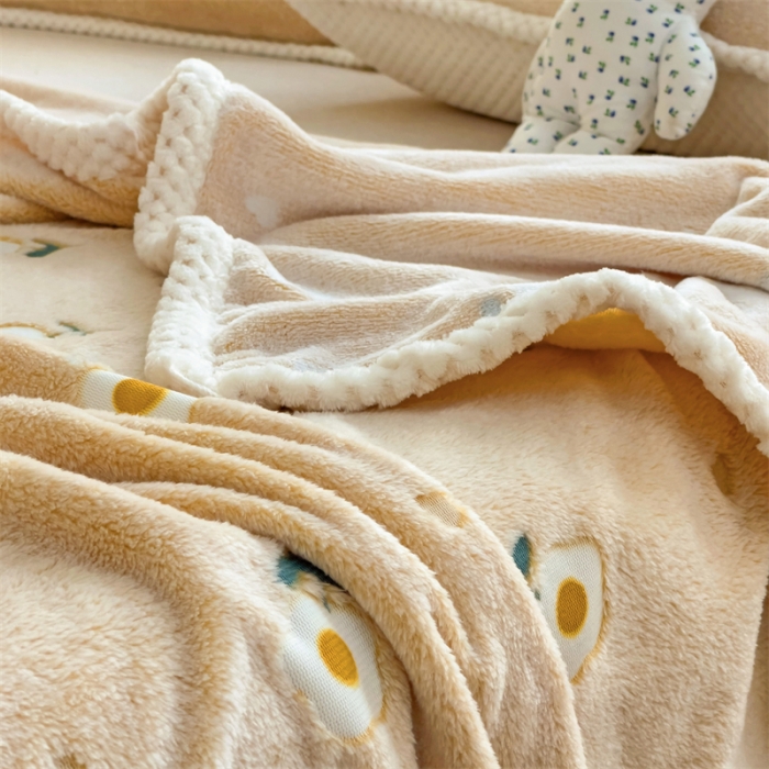 91家纺网 家纺一手货源 找家纺 锦威郎 2023新款毛毯床单保暖加厚珊瑚绒双面午睡毯云朵绒多功能毛毯 小花黄