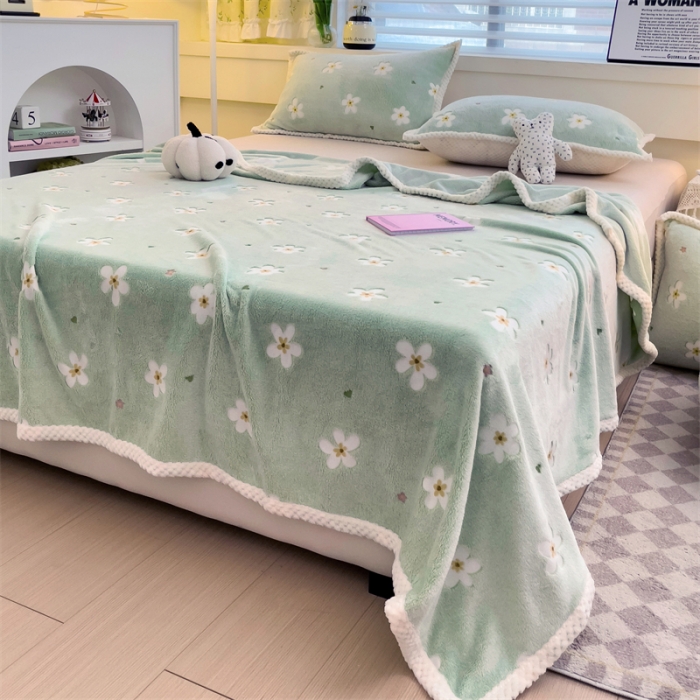 91家纺网 家纺一手货源 找家纺 锦威郎 2023新款毛毯床单保暖加厚珊瑚绒双面午睡毯云朵绒多功能毛毯 小花绿