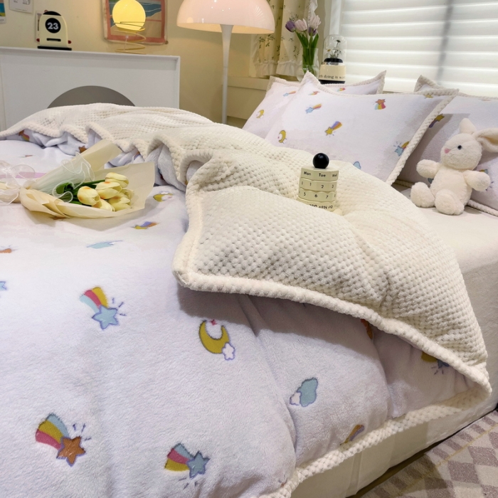 91家纺网 家纺一手货源 找家纺 锦威郎 2023新款云朵绒保暖牛奶绒毛毯绒单被套加绒加厚法莱绒四件套 彩虹白