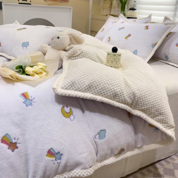 91家纺网 家纺一手货源 找家纺 锦威郎 2023新款云朵绒保暖牛奶绒毛毯绒单被套加绒加厚法莱绒四件套 彩虹白