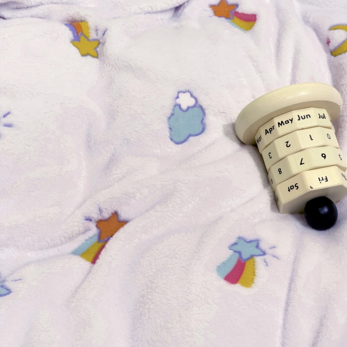 91家纺网 家纺一手货源 找家纺 锦威郎 2023新款云朵绒保暖牛奶绒毛毯绒单被套加绒加厚法莱绒四件套 彩虹白