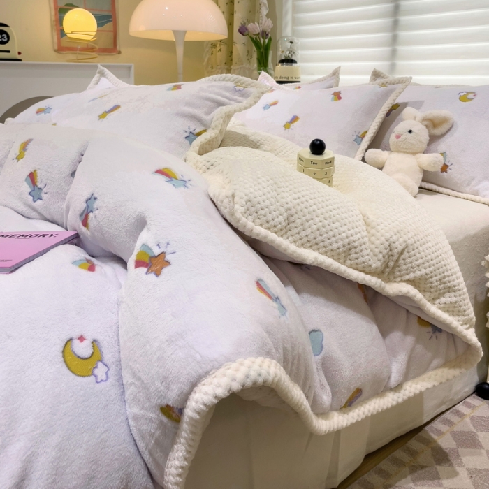 91家纺网 家纺一手货源 找家纺 锦威郎 2023新款云朵绒保暖牛奶绒毛毯绒单被套加绒加厚法莱绒四件套 彩虹白