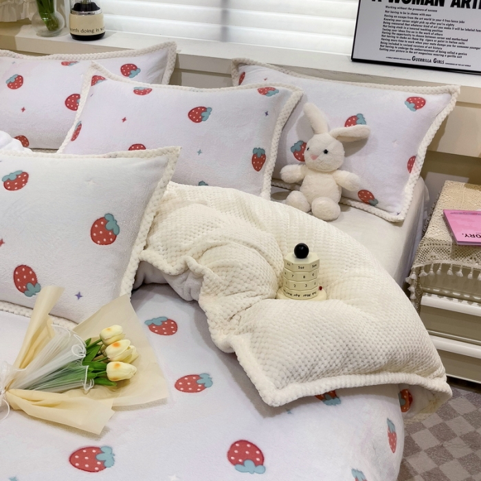 91家纺网 家纺一手货源 找家纺 锦威郎 2023新款云朵绒保暖牛奶绒毛毯绒单被套加绒加厚法莱绒四件套 草莓白