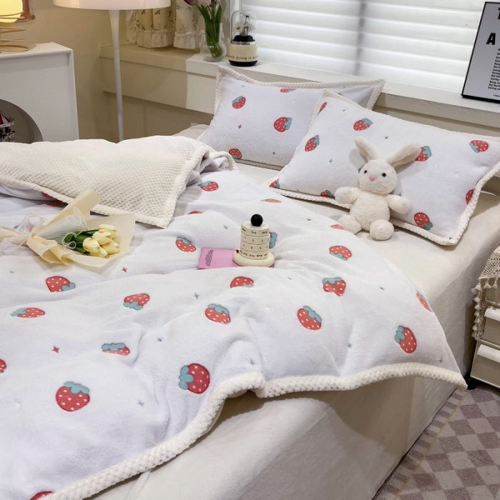 91家纺网 家纺一手货源 找家纺 锦威郎 2023新款云朵绒保暖牛奶绒毛毯绒单被套加绒加厚法莱绒四件套 草莓白